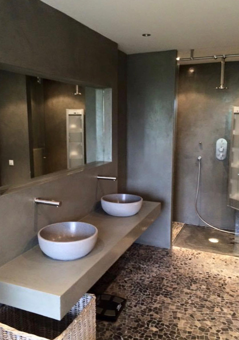 badkamer met leemstuc in betonlook afwerking