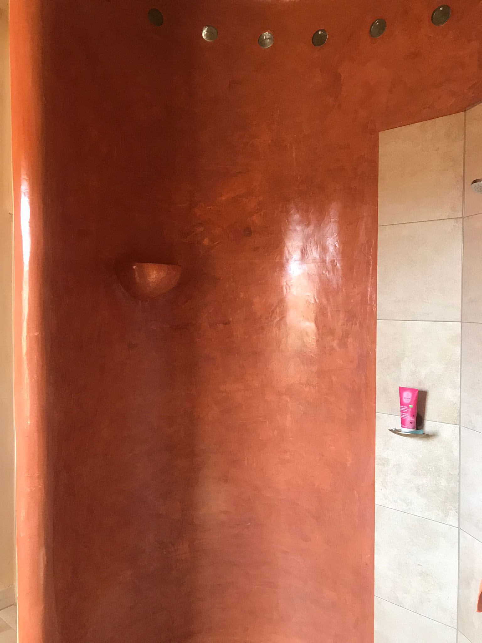 badkamer afgewerkt met rode tadelakt op wanden