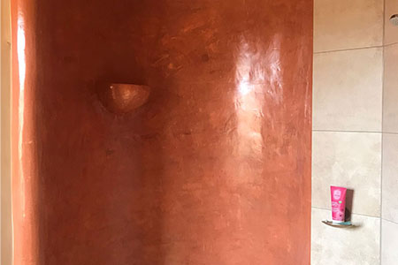 rode glanzende tadelakt badkamer douchecabine